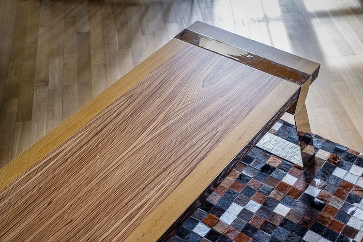 Table basse design en acier chromé et bois de chêne et zébrano – création de mobilier sur mesure par L’atelier du Verger et Koste Design