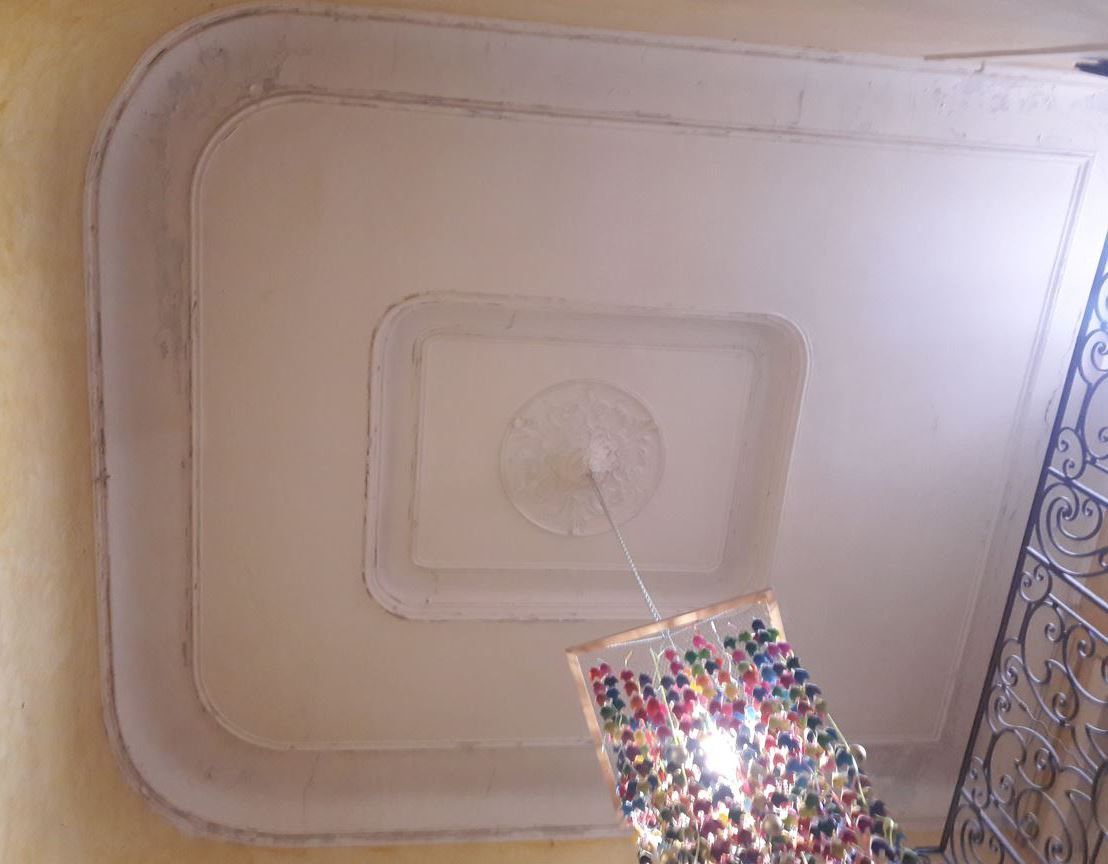 Plafond, moulures et rosace avant rafraîchissement