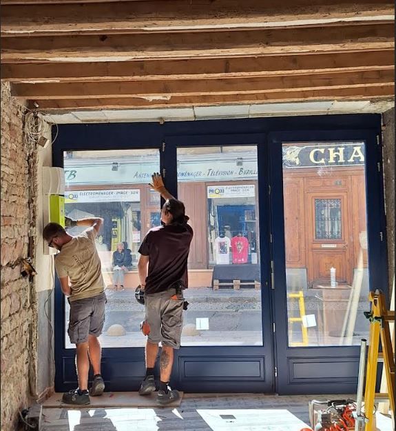 Pose de la nouvelle vitrine intérieur