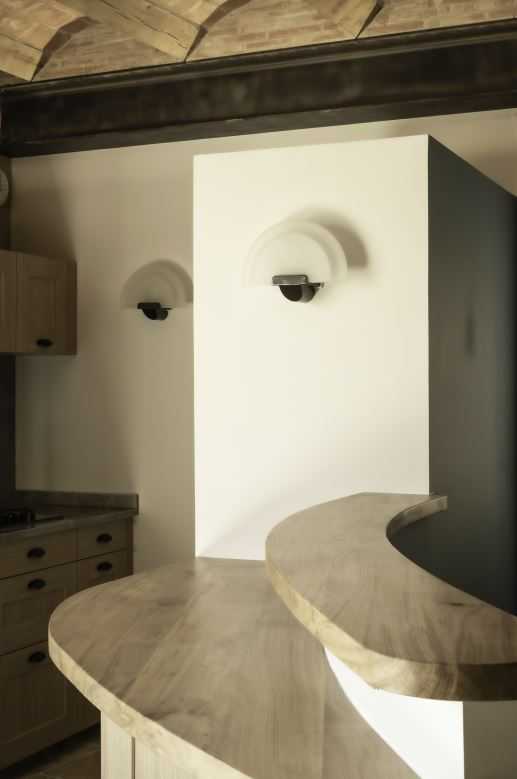 Harmonie des courbes et des volumes : comptoir, voûtes et luminaires