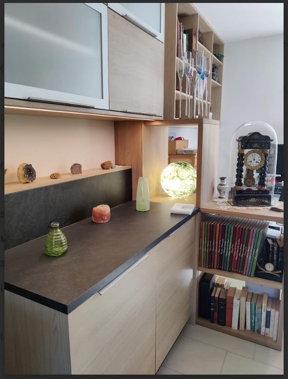 Zoom sur les rangements de part et d’autre de la cuisinière à bois