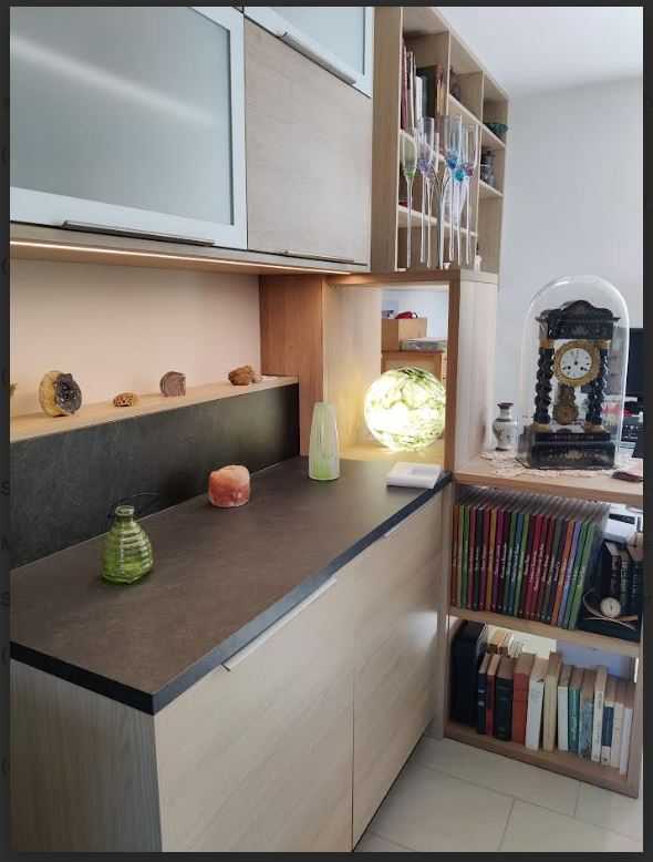 Zoom sur les rangements de part et d’autre de la cuisinière à bois