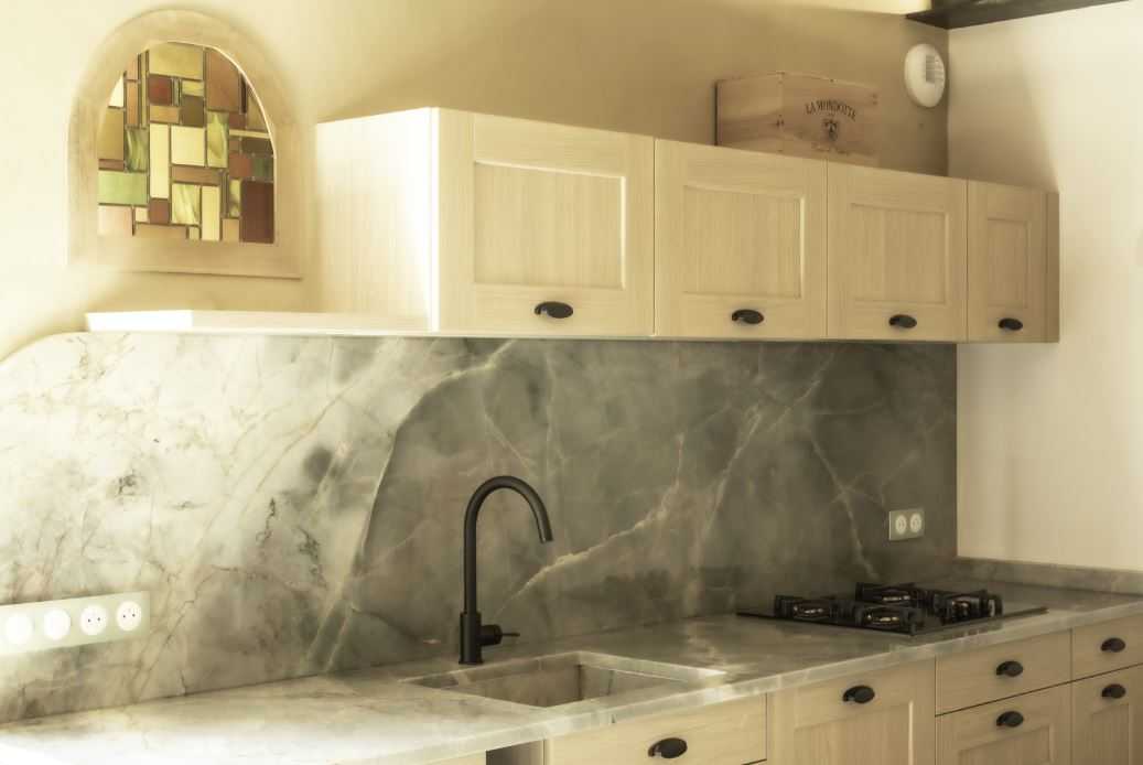 Cuisine avec plan de travail et crédence en quartzite du Brésil