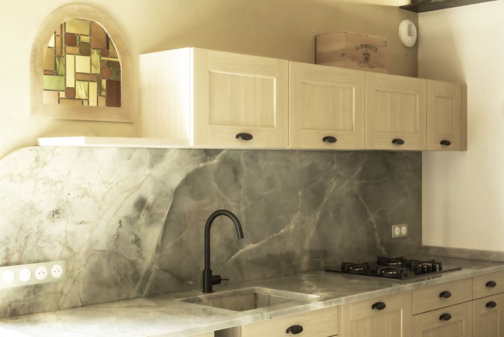 Cuisine avec plan de travail et crédence en quartzite du Brésil