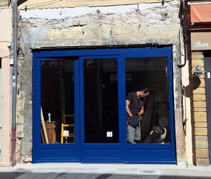 Pose de la nouvelle vitrine extérieur