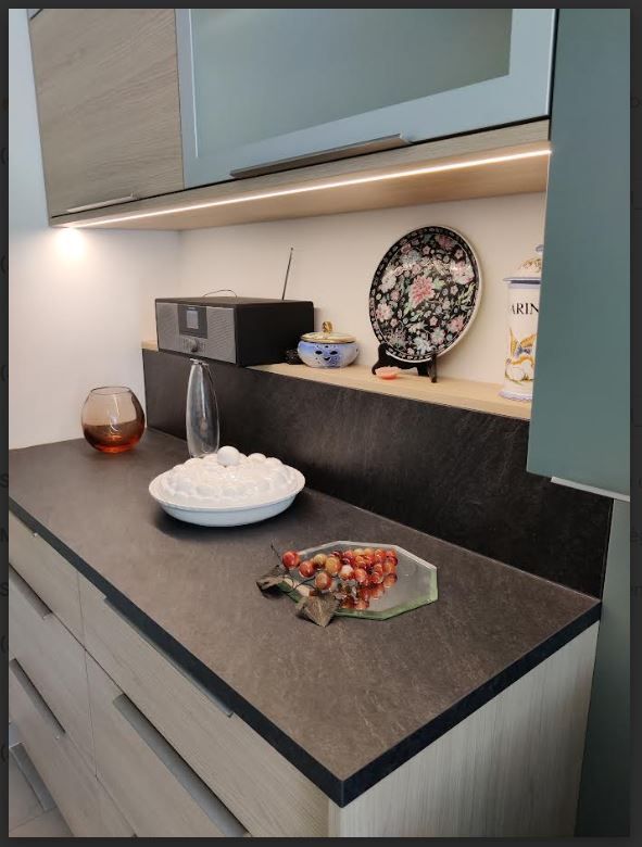 Zoom sur les rangements de part et d’autre de la cuisinière à bois