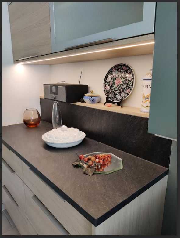 Zoom sur les rangements de part et d’autre de la cuisinière à bois