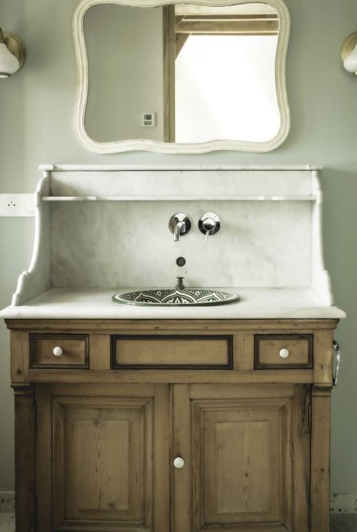 Meuble avec plateau en marbre recyclé pour accueillir une vasque marocaine