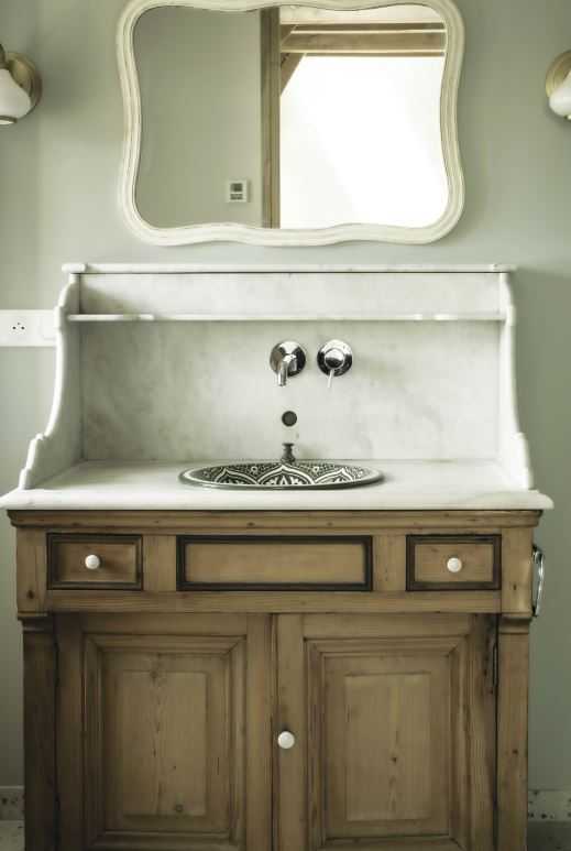 Meuble avec plateau en marbre recyclé pour accueillir une vasque marocaine