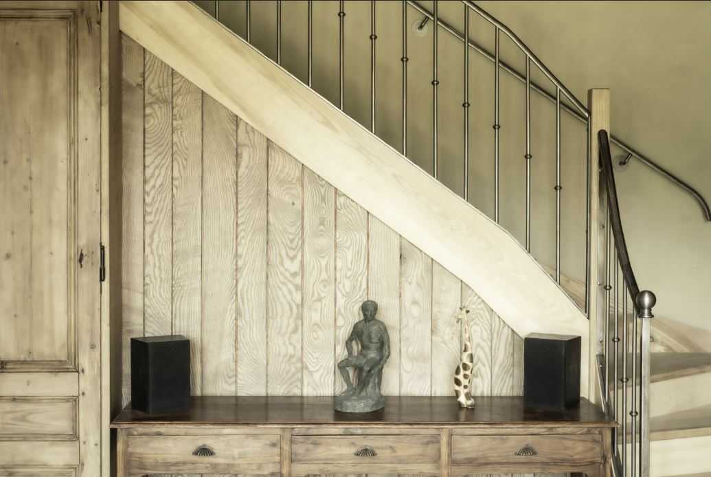 Élégance innée des matériaux naturels, bois, acier et enduit à la chaux