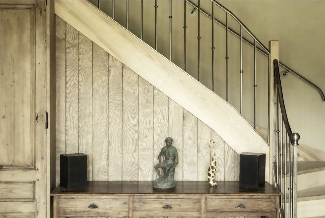 Élégance innée des matériaux naturels, bois, acier et enduit à la chaux